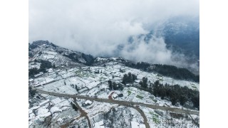 Cuối tháng 5, tuyết vẫn rơi phủ kín một thung lũng ở Trung Quốc